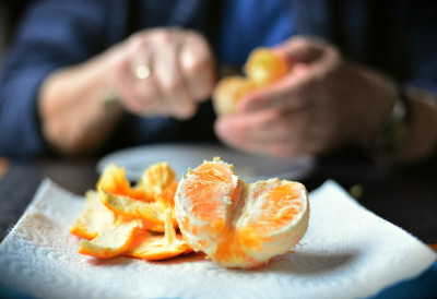 КАДА ПОЈЕДЕТЕ БЕЛИ СЛОЈ ПОМОРАНЏЕ, У ТЕЛУ СЕ ДОГАЂА НЕШТО ИЗНЕНАЂУЈУЋЕ; Да ли да га љуштимо или да га једемо