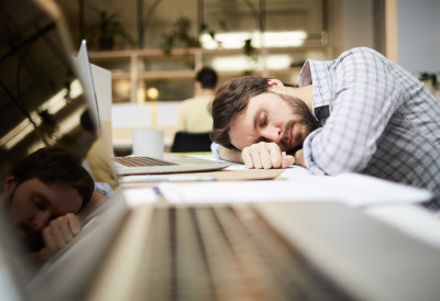 СПАВАО НА ПОСЛУ, ДОБИО ОТКАЗ, ПА СЕ ОБОГАТИО Уз помоћ суда отказ претворио у ХИЉАДЕ ЕВРА