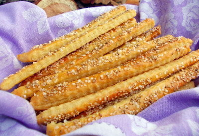 МЕКАНИ СУСАМ ШТАПИЋИ КОЈИ ЋЕ СА СТОЛА НЕСТАТИ ЗА ТРЕН Хрскави споља, ваздушасти изнутра – идеални за ужину