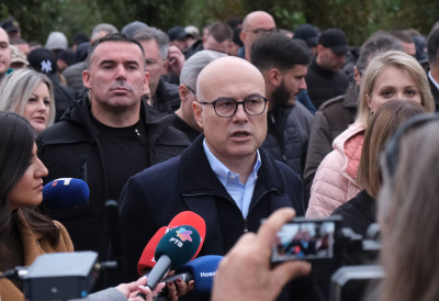 "ЗАБРАЊЕНО ЈЕ ДА СЕ ОКУПЉАМО, ДА ИМАМО ПРОСТОРИЈЕ, ФИЗИЧКИ ЋЕ НАС НАПАДАТИ" Вучевић о предизборној атмосфери у режији блокадера: "Пружићемо достојан отпор, циљ је победа"