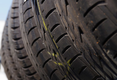 Необичан трик са гумама: ЕВО ЗАШТО ВОЗАЧИ ПАЛЕ "ДЛАЧИЦЕ" НА ПНЕУМАТИЦИМА