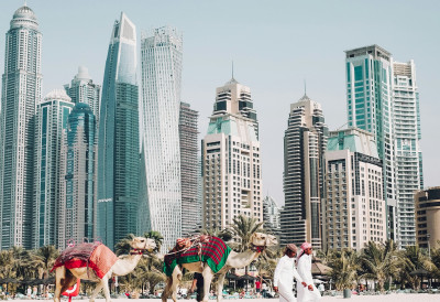 УЈЕДИЊЕНИ АРАПСКИ ЕМИРАТИ ЗА ШИРЕЊЕ ДЕЗИНФОРМАЦИЈА ИНФЛУЕНСЕРЕ ШАЉУ У ЗАТВОР Ко промовише безбедност у Дубаију може да заврши иза решетака!