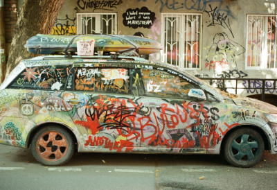 (ФОТО) СКАНДАЛОЗАН ГРАФИТ ОСВАНУО НА АУТОМОБИЛУ НА ДЕТЕЛИНАРИ Људи шокирани: "Ја сам лажов"