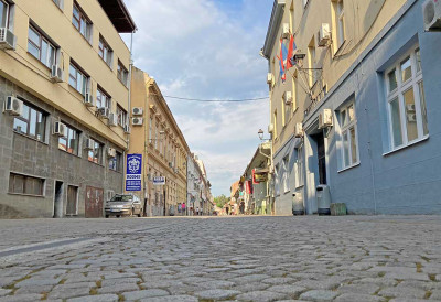 ПРИВРЕДНИЦИ ПРЕДЛАЖУ НОВУ ОРГАНИЗАЦИЈУ САОБРАЋАЈА Траже једносмерне улице и додатна паркинг места у центру Зрењанина