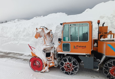 ГОЛИЈА ПРЕСВУЧЕНА У БЕЛО Нападало преко 20 центиметара снега, забрањен саобраћај за теретњаке