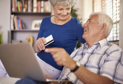 КРЕДИТ ЗА ПЕНЗИОНЕРЕ МОЖЕ, КРЕДИТНА КАРТИЦА СТОП Ево где банке повлаче границу за најстарије