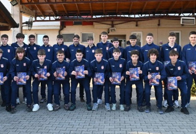 ПОСЕТА ЗА ПАМЋЕЊЕ: Пауновић уручио Кодекс ФСС најмлађим репрезентативцима Србије