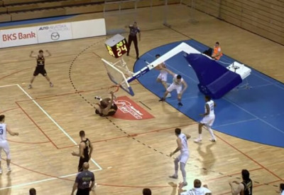 (ВИДЕО) ЈЕЗИВА СЦЕНА: Кошаркаш Сплита Димејџо Вигинс закуцао, кош пао на њега