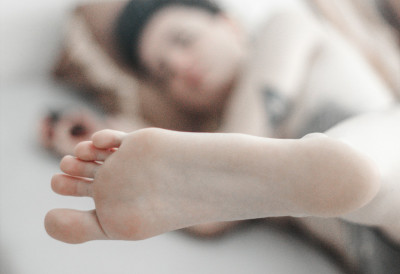 СВРБИ ВАС ЛЕВИ ТАБАН? Ево шта народно веровање каже- Испоштујте ове ритуале и искористите срећу максимално!