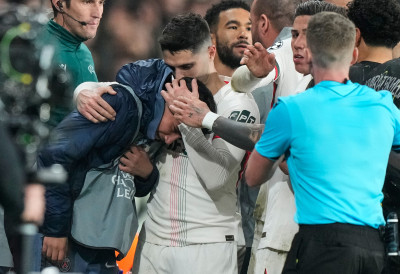 (ВИДЕО) ФУДБАЛЕР ЧЕЛСИЈА ПЕДРО НЕТО СЕ ИЗВИНИО због гурања дечака који сакупља лопте