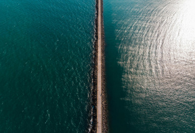 СВЕТ У СТРАХУ, прети глобални хаос! ИРАНСКА РЕВОЛУЦИОНАРНА ГАРДА „ДЕТОНИРАЛА БОМБУ“: Ормуски мореуз је затворен! ЦЕНА НАФТЕ иде у небеса