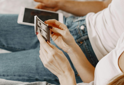 ОВО СУ ПОКАЗАТЕЉИ ДА ВАС ВОЉЕНА ОСОБА ВАРА Ево на које  три ствари мора одмах да се реагује