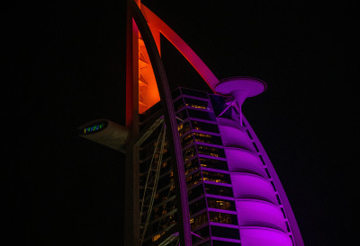 (ФОТО, ВИДЕО) СИМБОЛ ЛУКСУЗА У ПЛАМЕНУ У хотел од МИЛИЈАРДУ ДОЛАРА уграђено 70.000 кубних метара бетона и 9.000 тона челика!