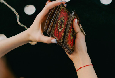 Обавезе само пристижу, СТРЕС на максимуму! БАЧЕНЕ СУ ТАРОТ КАРТЕ Емотивно интензиван и помало КОНТРАДИКТОРАН ПЕРИОД Ево шта кога очекује до 15. марта