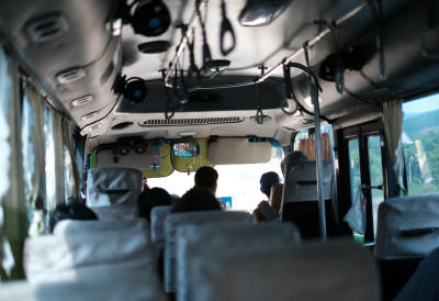 ЈЕЗИВА НЕСРЕЋА У КОМШИЛУКУ Тринаестогодишње дете пало под точак аутобуса КРИВИЧНА ПРИЈАВА ПРОТИВ ВОЗАЧА