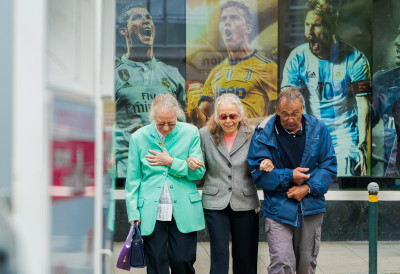 У КОЈИМ ГОДИНАМА ПОЧИЊЕМО ДА МИРИШЕМО НА "СТАРОСТ" На овај мирис утиче више фактора- Ово су савети геронтолога како да избегнете непријатност