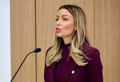 МИНИСТАРКА МЕСАРОВИЋ ОСУДИЛА СКАНДАЛОЗАН ТРАНСПАРЕНТ СА ЛИКОМ ВУЧИЋА У НИШУ: За децу која се рађају – нећемо устукнути пред мржњом!