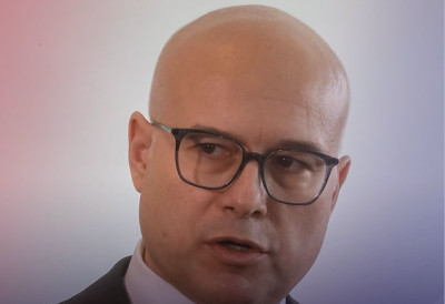 (ВИДЕО) "ЛАЖНИ ВЕТЕРАН, ЛАЖНИ СТУДЕНТ" Лидер СНС Вучевић раскринкао Душана Мандарића: Под окриљем ноћи руше Нови Сад!