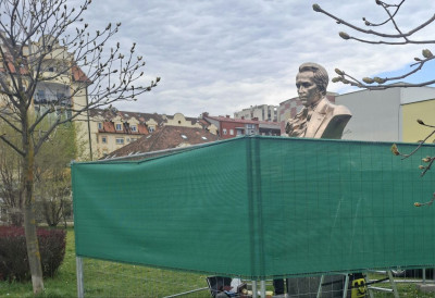 (ФОТО) ОБНАВЉА СЕ СПОМЕНИК ТАРАСУ ШЕВЧЕНКУ Вандализован крајем фебруара, а резултат рестаурације већ је видљив