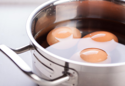 БОЉЕ ОД СИРЋЕТА И СОЛИ Додајте једну кашику овог зачина и јаја никада неће пући