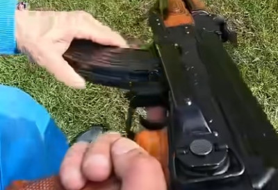 КУБАНСКИ “КНИНЏА“ СПРЕМАН ЗА АМЕРИЧКУ ИНВАЗИЈУ Фолк певач ДОБИО ОД ВОЈСКЕ ПУШКУ као награду за своје објаве у којима позива на отпор САД