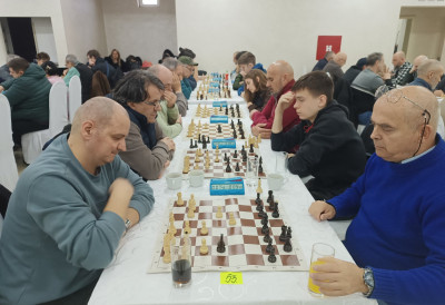 ДОЛОВО ДОМАЋИН МЕМОРИЈАЛНОГ ТУРНИРА: Марко Ивановић испред групе велемајстора