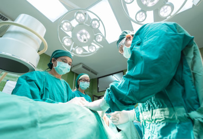 МЛАДИЋ (27) УПАО У ОПЕРАЦИОНУ САЛУ ХТЕО ДА СПРЕЧИ ОПЕРАЦИЈУ ДЕВОЈКЕ Направио хаос, нокаутирао лекара, напао полицајце једног и ујео