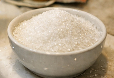 ОПЕРЕТЕ РУКЕ ШЕЋЕРОМ И НОВАЦ ПОЧИЊЕ ДА ДОЛАЗИ Необичан ритуал који је залудео друштвене мреже