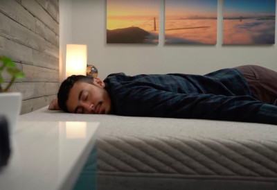 (ВИДЕО) КАКО ДА ЗАСПЕТЕ СА САМО ДВА МИНУТА: Ово је војнички метод– да ли заиста ради? ОН ГА ЈЕ ТЕСТИРАО