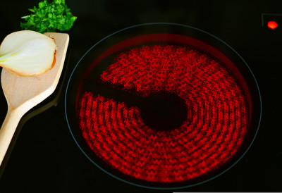 ТРИК КОЈИ ЈЕ ЗАЛУДЕО ИНТЕРНЕТ Јефтина намирница има невероватну моћ - скида рђу и чисти шпорет без муке