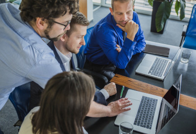 АЛАРМ У ИТ СЕКТОРУ! Почетници све теже долазе до посла због вештачке интелигенције ПРОШЛЕ ГОДИНЕ ЗНАТНО МАЊЕ ОГЛАСА