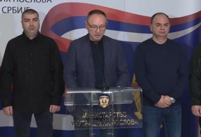 ОБРАЋАЊЕ ДИРЕКТОРА ПОЛИЦИЈЕ Васиљевић: Током претреса Ректората пронађен већи број топовских удара, спрејева, петарди, токи-вокија, гас маски...