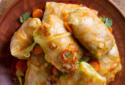 ПОСНА САРМА ИЗ РЕРНЕ Омиљено српско јело не мора да буде са месом, ево како да је направите- Један састојак јој даје посебан шмек