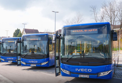 (ФОТО) НОВИ АУТОБУСИ НА ИНЂИЈСКИМ ПУТЕВИМА Гашић: „Стављамо тачку на проблем превоза грађана“