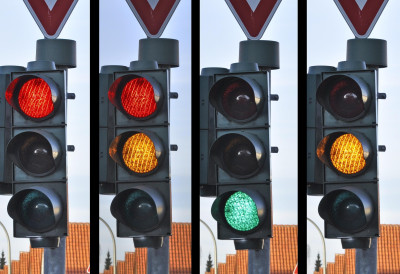 КАМЕРА СНИМИЛА СВЕ Новосађанка прошла на жуто и питала: Колика је казна? Уследили су свакакви коментари, А ОВО ВАС ЗАИСТА ЧЕКА У ТОМ СЛУЧАЈУ