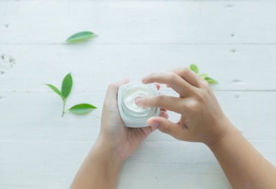 СТАРИНСКИ МЕЛЕМ КОЈИ ДЕЛУЈЕ ОДМАХ! Бакин трик за суве и испуцале руке САМО 10 МИНУТА ДО ВИДЉИВЕ РАЗЛИКЕ