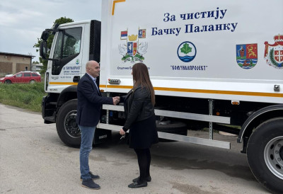 МИЛИОНИ ЗА ЧИСТИЈЕ УЛИЦЕ Бачка Паланка набавила нови камион за отпад