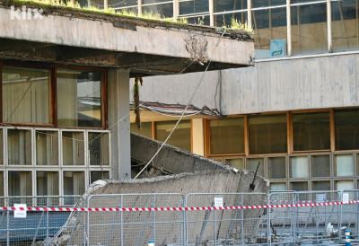 (ФОТО) УРУШИО СЕ ДЕО КРОВА НА ЦЕНТРУ СКЕНДЕРИЈА У САРАЈЕВУ, пуком срећом избегнута трагедија, У ТОКУ САЈАМ КЊИГА