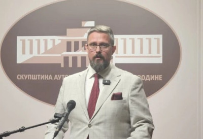 УСКРШЊА ЧЕСТИТКА ПРЕДСЕДНИКА СКУПШТИНЕ АПВ ДР БАЛИНТА ЈУХАСА Празници увек доносе наду и духовну снагу, љубав, вера и доброта темељи су на којима градимо своје животе и заједницу