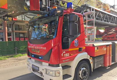 (ВИДЕО) ДРАМА НА ЛИМАНУ 1 - ВАТРОГАСЦИ ЈУРИЛИ ЗБОГ ДИМА Станари осетили мирис паљевине У ОКНУ ЛИФТА