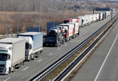 ТЕРЕТЊАЦИ ЧЕКАЈУ ПО ЧЕТИРИ САТА НА ГРАНИЦИ На Хоргошу најкритичније, а ево који гранични прелази ће РАДИТИ ДУЖЕ