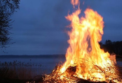 ВЕЧЕРАС У КИКИНДИ ПАЉЕЊЕ ВАТРИ "ЛАЗАРИЦА"  Ко прескочи пламен чисти са себе грехове; У суботу Врбица на Градском тргу