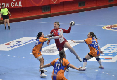 ОЧЕКИВАНА ПОБЕДА РУКОМЕТАШИЦА ВОЈВОДИНЕ ПРОТИВ ЗАЈЕЧАРА: Намештена рука за Крагујевчанке