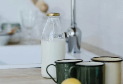 ОВАЈ НАЈЗДРАВИЈИ НАПИТАК НИЈЕ ЗА СВАКОГ Многи на ПОГРЕШАН НАЧИН пију сурутку ЕВО КОЛИКО ЈЕ ДОЗВОЉЕНО и КОЈА ЈЕ НАЈБОЉА