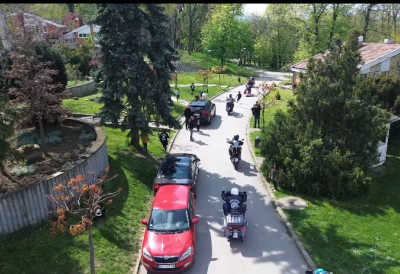 НОВОСАДСКИ МОТОРАШИ ОБРАДОВАЛИ МАЛИШАНЕ У ДЕЧИЈЕМ СЕЛУ: Ускршња јаја и мотори обрадовали децу (ВИДЕО)