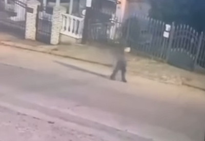 НЕСТАО ДЕЧАК У НИШУ, ЦЕО ГРАД НА НОГАМА! Камере га снимиле како ХОДА УЛИЦОМ У ПИЖАМИ (ВИДЕО)