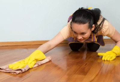 ЕВО КАКО ДА ВАМ ПАРКЕТ ЗАБЛИСТАТА Са овим триком огреботине се бришу као гумицом ВАШ ПОД ЋЕ ИЗГЛЕДАТИ КАО НОВ