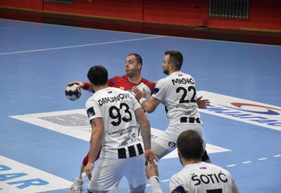 ПОБЕДА РУКОМЕТАША ВОШЕ НАД ЦРНО-БЕЛИМА, АЛИ НЕДОВОЉНОМ РАЗЛИКОМ: Пушица „ухапсио“ Партизанове звезде