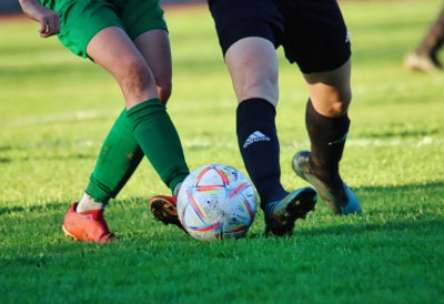 (ФОТО) ДРАМА НА УТАКМИЦИ У ТОВАРНИКУ  Упали на терен и физички напали играче и стручни штаб ВИШЕ ПОВРЕЂЕНИХ