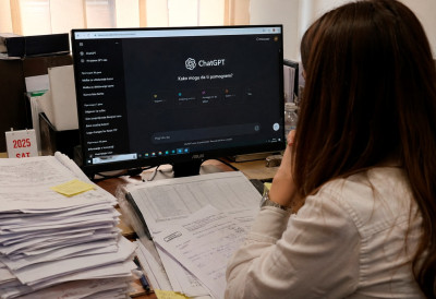 ВЕШТАЧКА ИНТЕЛИГЕНЦИЈА У СРБИЈИ: КО ЈЕ КОРИСТИ, КО ПЛАЋА И КО СТРЕПИ AI био страх и претња, а сад свакодневни алат